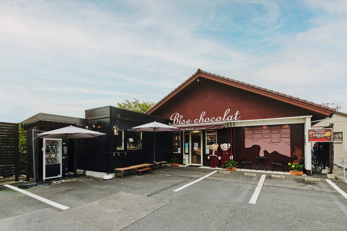 パティスリー・ビィズ・ショコラ ロゴ 店舗外観